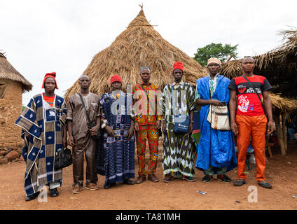 Les jeunes hommes qui fréquentent la société Poro age-grade initiation en tribu Sénoufo lors d'une cérémonie, district des Savanes, Ndara, Côte d'Ivoire Banque D'Images