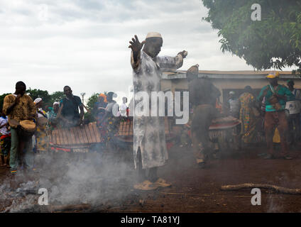 Mulsim homme dans la fumée pendant la danse Ngoro, district des Savanes, Ndara, Côte d'Ivoire Banque D'Images