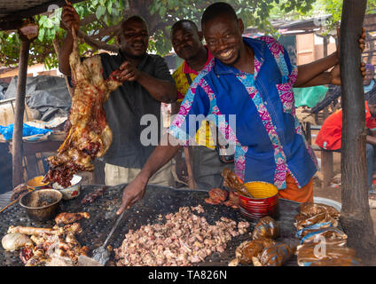 La viande grillée ambulante, district des Savanes, Kouto, Côte d'Ivoire Banque D'Images