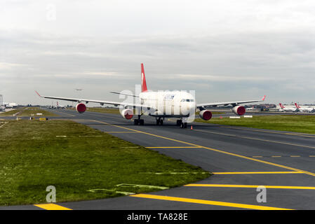 Izmir, Turquie - le 17 novembre 2018. L'aéroport d'Istanbul qui est maintenant hors service. Avec un avion de Turkish Airlines stationné sur la piste. Banque D'Images