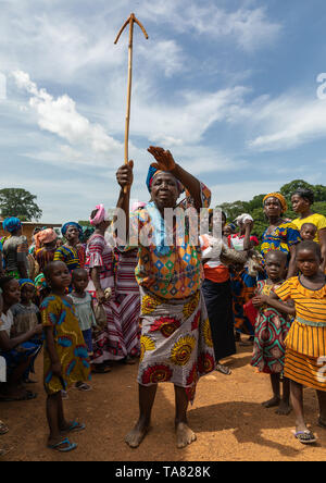 Femme de la tribu de Dan célébrant la récolte de l'igname dans un village et danse avec un bâton en bois, Bafing, Godoufouma, Côte d'Ivoire Banque D'Images
