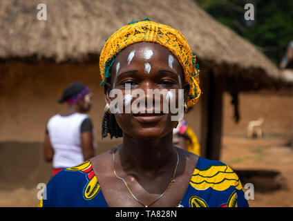 Femme de la tribu de Dan célébrant la récolte de l'igname dans un village, Bafing, Godoufouma, Côte d'Ivoire Banque D'Images