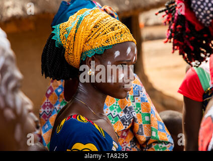 Femme de la tribu de Dan célébrant la récolte de l'igname dans un village, Bafing, Godoufouma, Côte d'Ivoire Banque D'Images