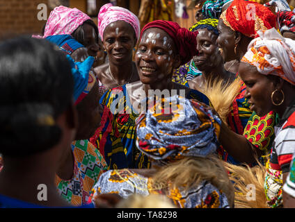 Les femmes de la tribu de Dan célébrant la récolte de l'igname dans un village, Bafing, Godoufouma, Côte d'Ivoire Banque D'Images