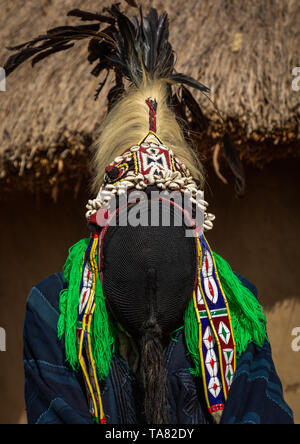 La grande danse appelé Kwuya Gblen-Gbe dans la tribu de Dan au cours d'une cérémonie, Bafing, Gboni, Côte d'Ivoire Banque D'Images