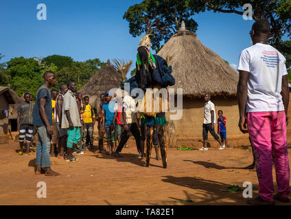 La grande danse avec pilotis appelé Kwuya Gblen-Gbe dans la tribu de Dan au cours d'une cérémonie, Bafing, Gboni, Côte d'Ivoire Banque D'Images