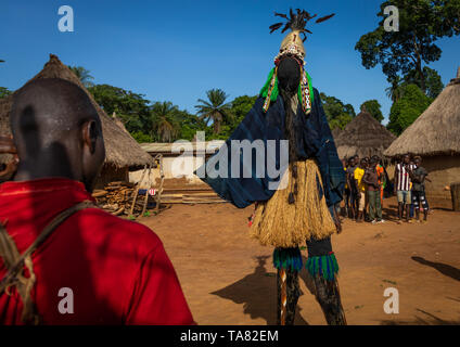 La grande danse avec pilotis appelé Kwuya Gblen-Gbe dans la tribu de Dan au cours d'une cérémonie, Bafing, Gboni, Côte d'Ivoire Banque D'Images