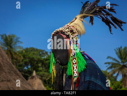 La grande danse appelé Kwuya Gblen-Gbe dans la tribu de Dan au cours d'une cérémonie, Bafing, Gboni, Côte d'Ivoire Banque D'Images