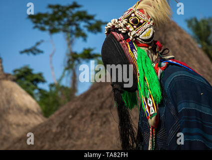 La grande danse appelé Kwuya Gblen-Gbe dans la tribu de Dan au cours d'une cérémonie, Bafing, Gboni, Côte d'Ivoire Banque D'Images