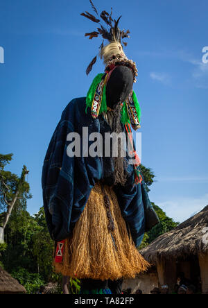 La grande danse appelé Kwuya Gblen-Gbe dans la tribu de Dan au cours d'une cérémonie, Bafing, Gboni, Côte d'Ivoire Banque D'Images