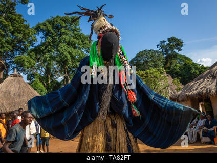 La grande danse appelé Kwuya Gblen-Gbe dans la tribu de Dan au cours d'une cérémonie, Bafing, Gboni, Côte d'Ivoire Banque D'Images