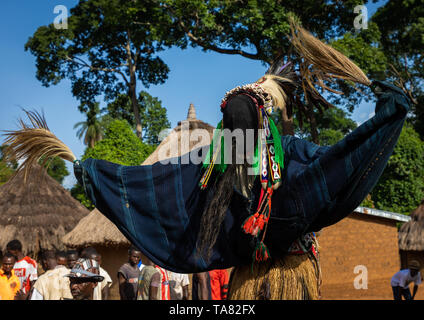 La grande danse appelé Kwuya Gblen-Gbe dans la tribu de Dan au cours d'une cérémonie, Bafing, Gboni, Côte d'Ivoire Banque D'Images