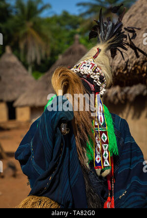 La grande danse appelé Kwuya Gblen-Gbe dans la tribu de Dan au cours d'une cérémonie, Bafing, Gboni, Côte d'Ivoire Banque D'Images