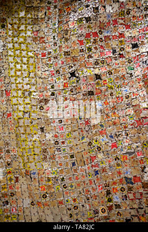 Détail de l'oeuvre d'El Anatsui un artiste qui crée un tissu métallique-comme Wall sculptures en bouteille recyclé de déchets - Haus der Kunst Munich UE Banque D'Images