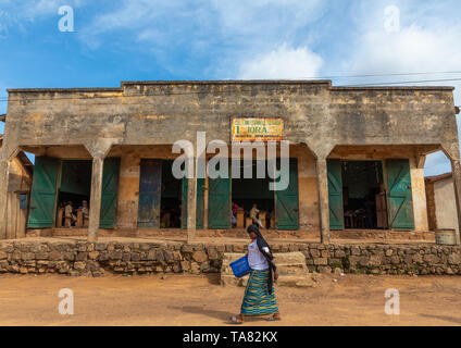 Femme africaine en passant en face d'une école coranique, Région du Tonkpi, Man, Côte d'Ivoire Banque D'Images