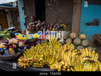 Femme africaine la vente de fruits et légumes sur un marché local, Région du Tonkpi, Man, Côte d'Ivoire Banque D'Images