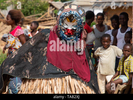 Nous danse des masques sacrés guere lors d'une cérémonie, Guémon, Bangolo, Côte d'Ivoire Banque D'Images