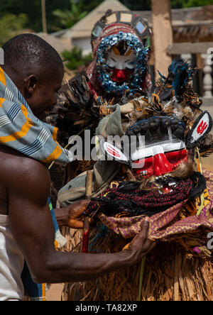 Nous danse des masques sacrés guere lors d'une cérémonie, Guémon, Bangolo, Côte d'Ivoire Banque D'Images