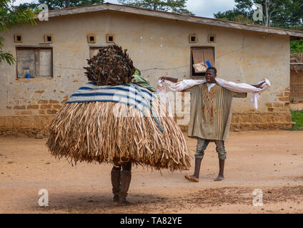 Nous danse des masques sacrés guere lors d'une cérémonie, Guémon, Bangolo, Côte d'Ivoire Banque D'Images