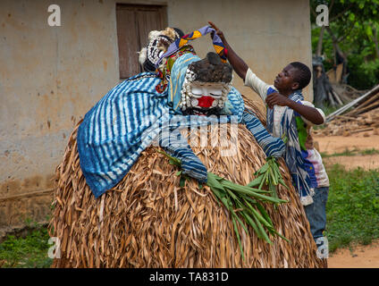 Nous danse des masques sacrés guere lors d'une cérémonie, Guémon, Bangolo, Côte d'Ivoire Banque D'Images