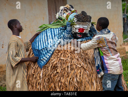 Nous danse des masques sacrés guere lors d'une cérémonie, Guémon, Bangolo, Côte d'Ivoire Banque D'Images