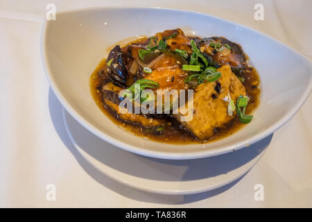 Le tofu frit avec Sauce Sauce, de l'alimentation dans un style chinois. Banque D'Images