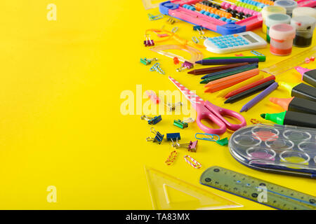 Définir les fournitures scolaires sur fond jaune. Vue d'en haut. Copy space Banque D'Images