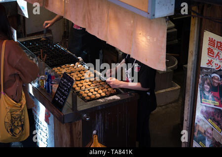 Osaka, Japon - 2 novembre 2018 : Chef cooking balle Takoyaki Knedlík ou Octopus balles. Boules de Takoyaki sont faits avec du poulpe. Banque D'Images