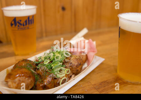 Osaka, Japon - 2 novembre 2018 : bal Takoyaki Knedlík ou Octopus balles. Boules de Takoyaki sont faites avec Octopus Banque D'Images