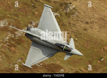 L'Eurofighter Typhoon de la RAF volant bas niveau à l'aide de la boucle de Mach au Pays de Galles, Royaume-Uni Banque D'Images