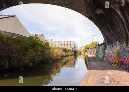 Canal par Digbeth à Birmingham qui utilisés pour être zone industrielle et est maintenant à la maison de la créativité dans les entreprises et les médias Banque D'Images