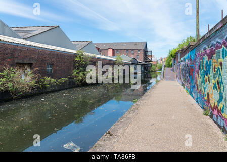 Canal par Digbeth à Birmingham qui utilisés pour être zone industrielle et est maintenant à la maison de la créativité dans les entreprises et les médias Banque D'Images