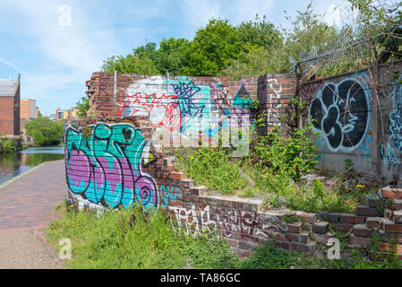 Canal par Digbeth à Birmingham qui utilisés pour être zone industrielle et est maintenant à la maison de la créativité dans les entreprises et les médias Banque D'Images