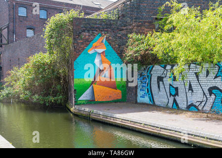 Canal par Digbeth à Birmingham qui utilisés pour être zone industrielle et est maintenant à la maison de la créativité dans les entreprises et les médias Banque D'Images