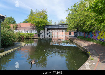 Canal par Digbeth à Birmingham qui utilisés pour être zone industrielle et est maintenant à la maison de la créativité dans les entreprises et les médias Banque D'Images