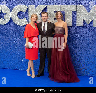 Londres, Royaume-Uni. Christine Egerton, Taron Egerton et Emily Thomas at UK Premiere de Rocketman à l'odéon Luxe, Leicester Square, Londres le 20 mai 2019. Ref : CMT386-S2465-210519 Gary Mitchell/WWW.LMKMEDIA.COM Médias Historique Banque D'Images