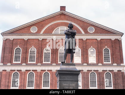 Boston, Massachusetts. Le 30 octobre 2019. L'architecture extérieure en brique rouge de l'historique Faneuil Hall derrière la statue de Samuel adam à Boston Mas Banque D'Images