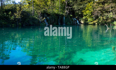 Lacs d'un bleu profond au Parc National de Plitvice en Croatie Banque D'Images
