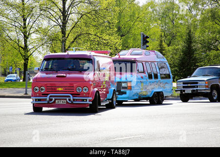 Salo, Finlande. Le 18 mai 2019. Chevy van Bartvan colorés avec van personnalisé converti en une caravane arrive pour Maisema 2019 Salon de croisière. Banque D'Images