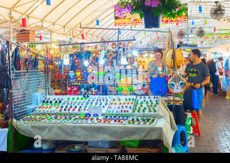 CHIAG MAI, THAÏLANDE - 11 janvier 2017 : parmi les peuplements de lumineux colorés asian night marché de souvenirs Banque D'Images