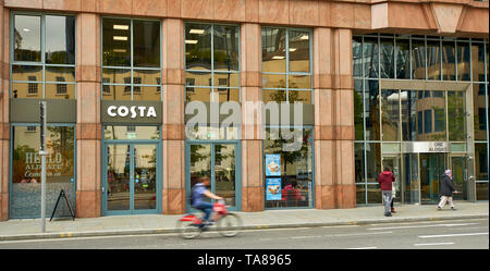 COSTA CAFÉ DANS UN LONDRES ALDGATE Banque D'Images