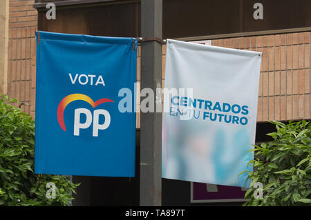 Mai 2019. L'Espagne. Bannières accrochées dans l'éclairage des rues de la ville pour la campagne politique du parti populaire, montrant le logo de la PP politica Banque D'Images