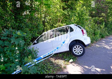 Une berline blanche face vers le bas dans un fossé après avoir perdu sur une route principale, Shepperton Surrey England UK Banque D'Images