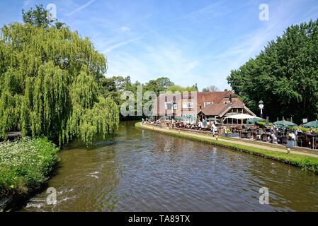 L'Anchor pub sur le canal à la navigation de la rivière Wey Pyrford Surrey England UK Banque D'Images