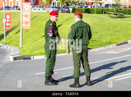 Samara, Russie - Mai 18, 2019 : Fédération de la police militaire soldat en uniforme sur la ville street Banque D'Images