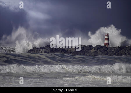 L'état de la mer. Phare et de la jetée de Povoa de Varzim entrée du port. Le nord de la côte portugaise. Amélioration de ciel. Banque D'Images