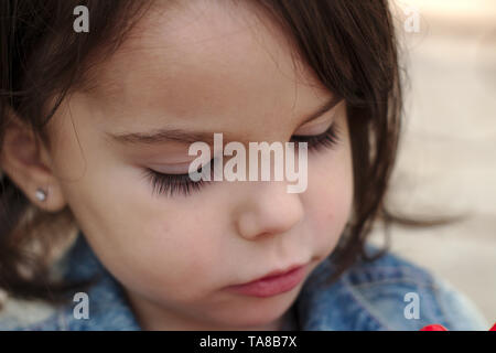 Closeup portrait of cute little Girl with pigtails émotionnelle dans une veste en jean Banque D'Images