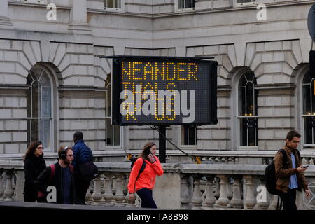 Un signe solaire pour le jour de la Terre 2019 par Justin Guariglia Brice se dresse sur la frontière de Somerset House. Banque D'Images