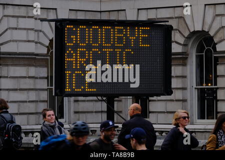 Un signe solaire pour le jour de la Terre 2019 par Justin Guariglia Brice se dresse sur la frontière de Somerset House. Banque D'Images