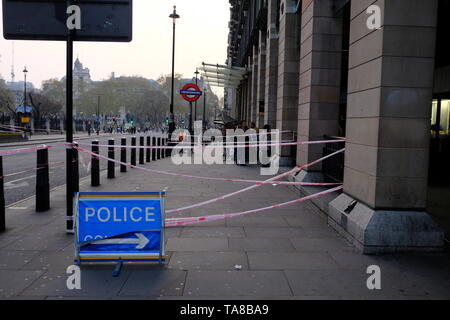 Cordon de police et en place pour l'imminence de l'arrestation de manifestants lors de la rébellion d'extinction la place du Parlement au cours de la troisième journée de protestation officielle Banque D'Images